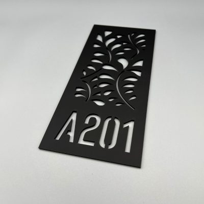 Plaque Numéro Maison & Porte Ramage En Plexi noir de profil Plaque Numéro Maison & Porte Ramage En Plexi noir de profil