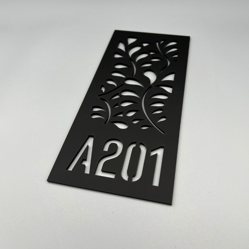 Plaque Numéro Maison & Porte Ramage En Plexi noir de profil
